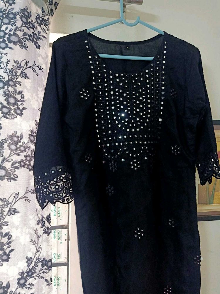Women&#39;s Black Mirror Design Kurti &amp; Red Legging