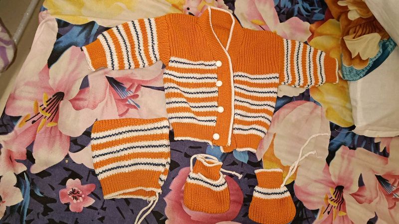 Baby Heavy Woolen Sweater With Mitthen And Topa