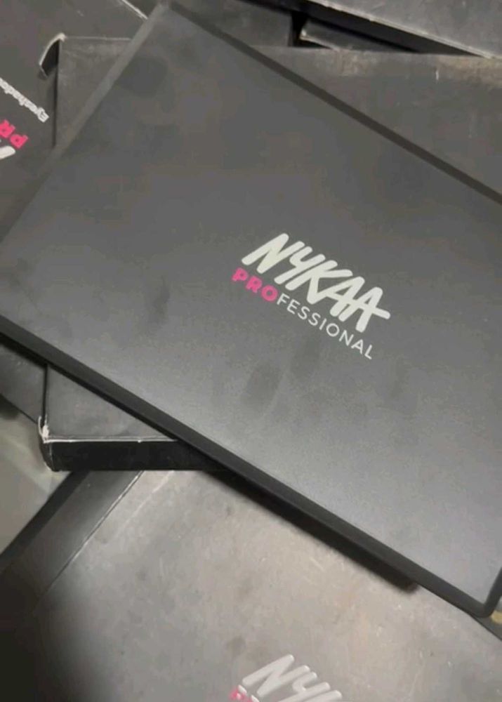 Nykaa Professional Eye Shadow+Blush Pallet