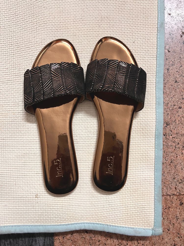 Inc.5 Ant Gold Colored Flats- size 39