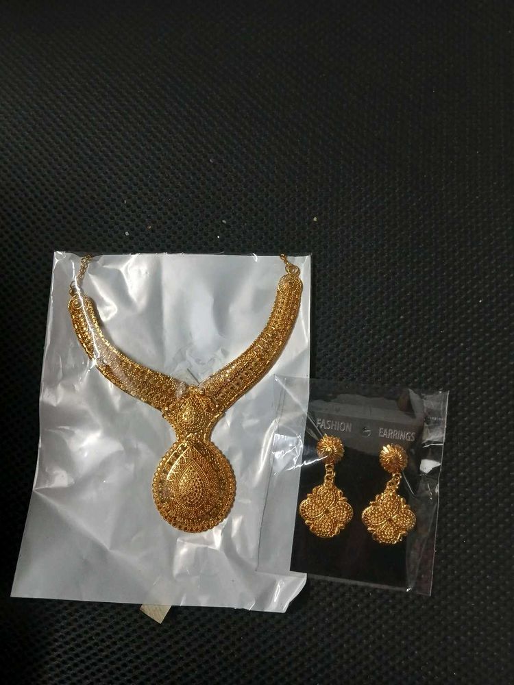 Gold Tone Necklace &amp; Earrings Set
