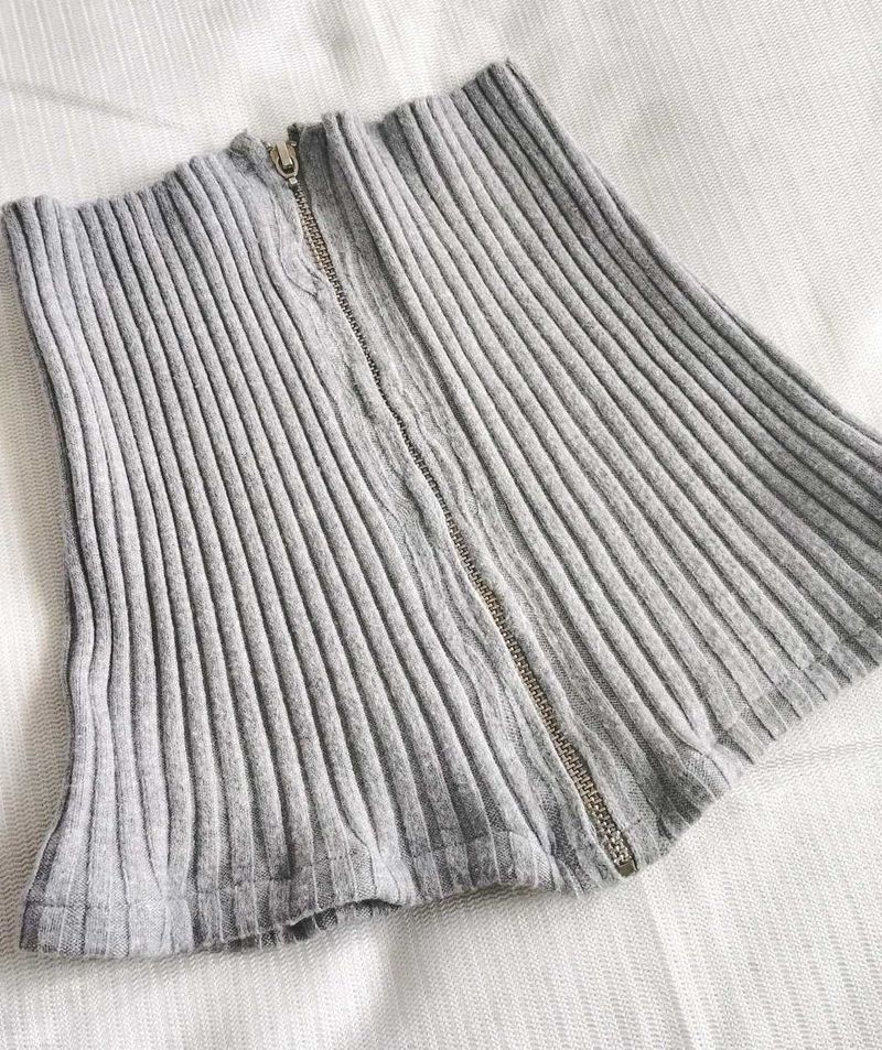 Gray Ribbed Zipper Top ❣️