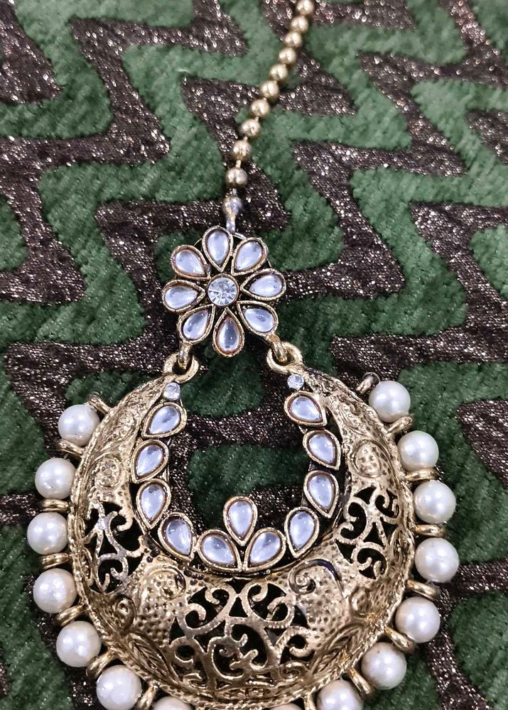 Elegant Maang Tikka