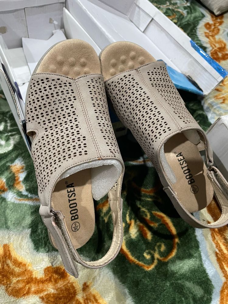 offer 🎉 sandal like new condition