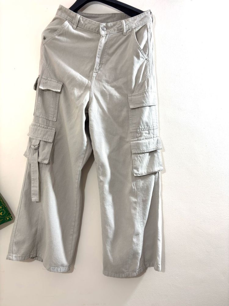 Stunning Off-whiteish Jeans 👖🕶️