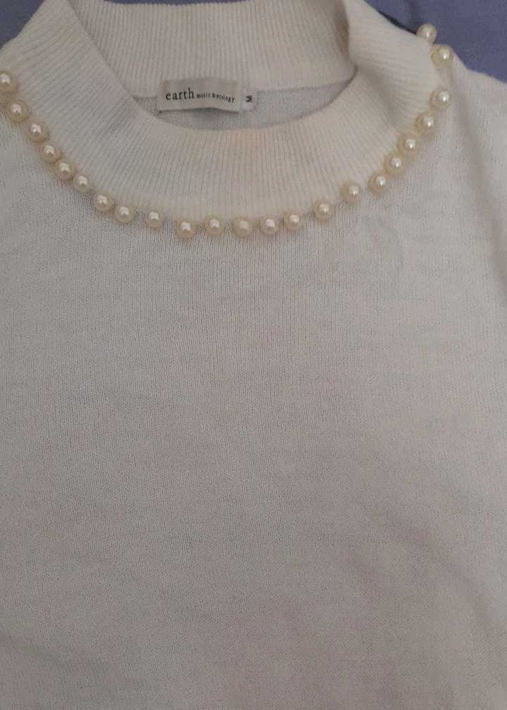 A White Top/sweat Shirt