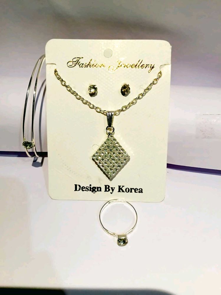 Trendy Earings Set
