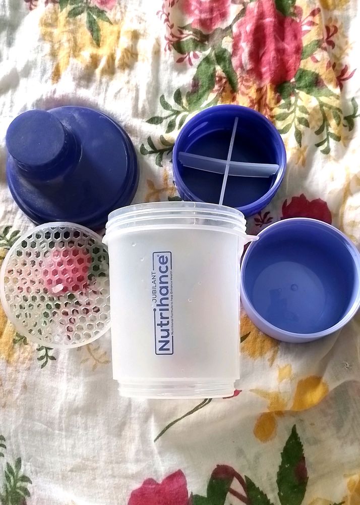 Blender Bottle With Supplements Compartment &amp; Cup