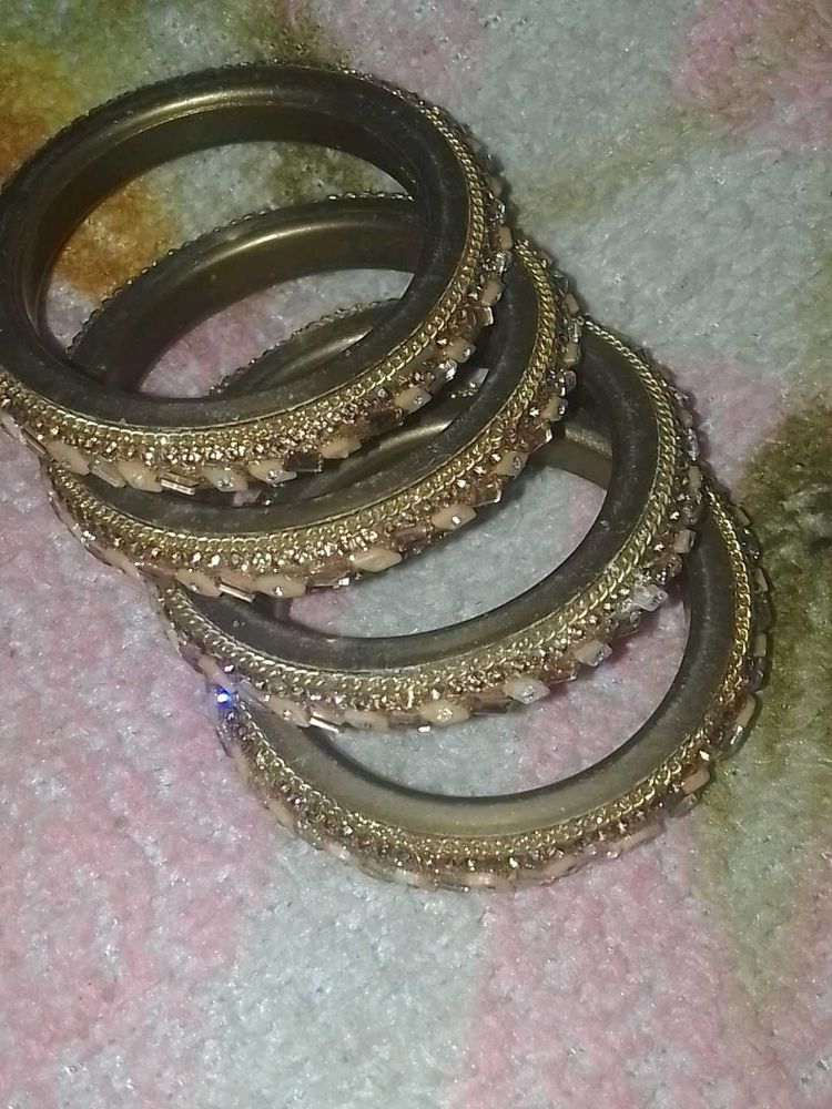 Ye Bangles Ko Mai Ne Ek Bar Hi Phena Hai