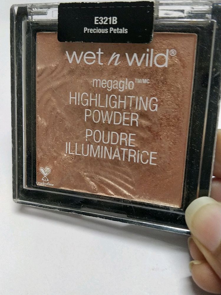 Wet N Wild Highlighter(Shade-precious Petals)