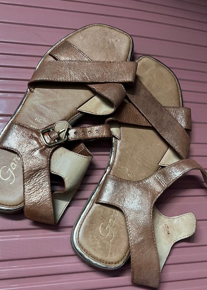 Gero Women’s Comfortable Tan Cross-Strap Sandals –