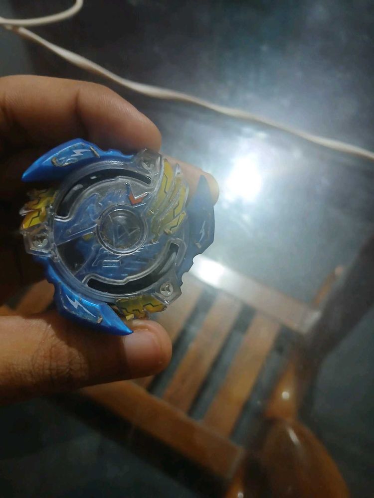 Takaratomy ORIGINAL Victory Valtryek V2 Beyblade
