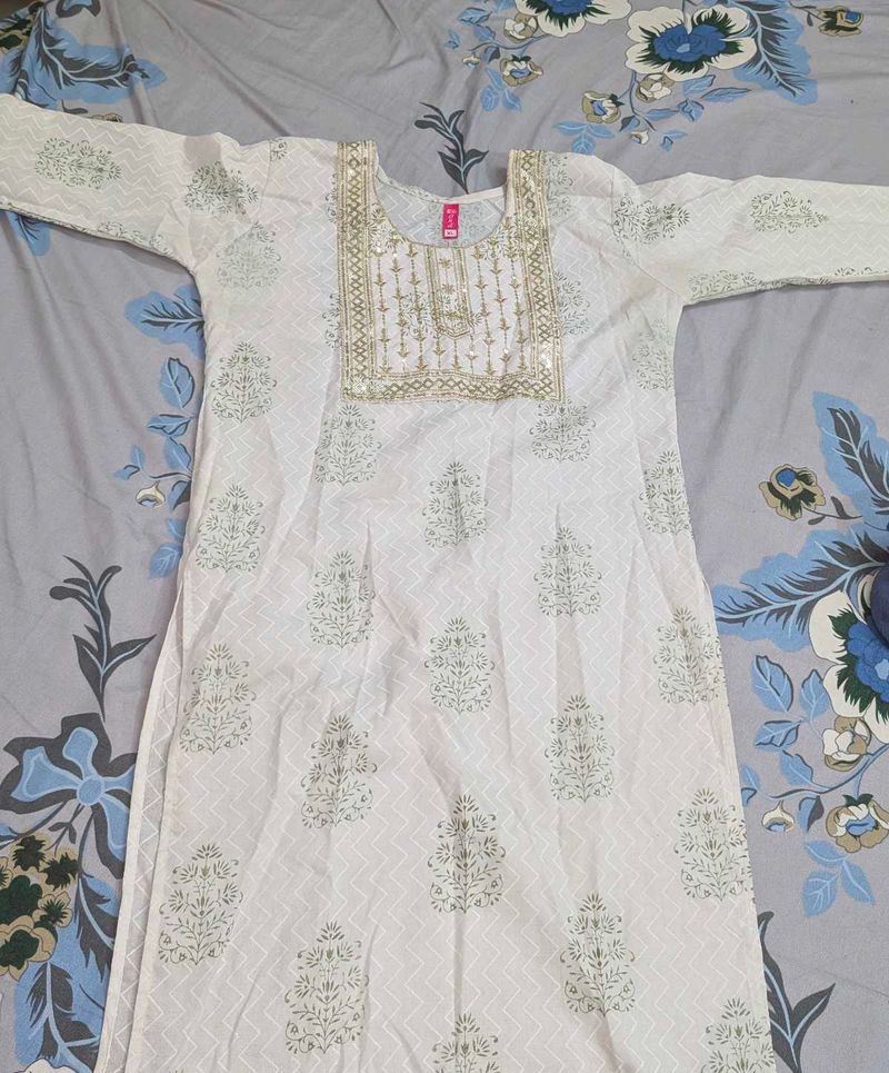 Elegant White &amp; Gold Embroidered Kurti