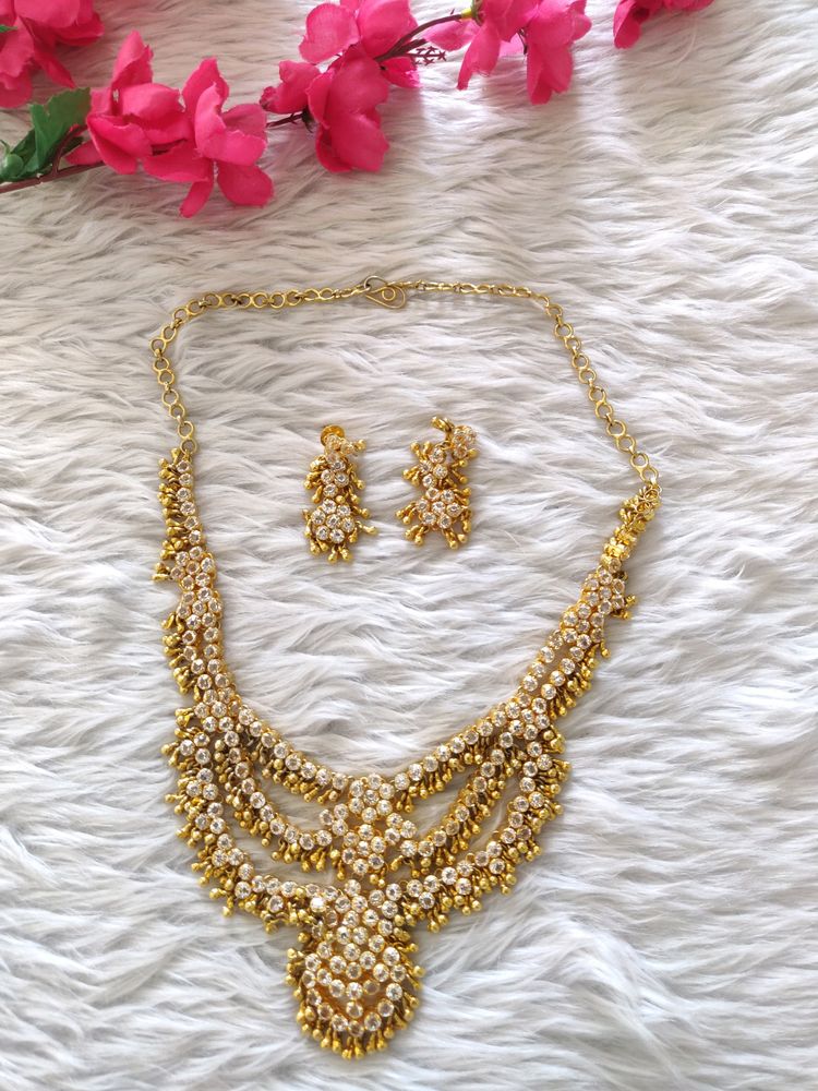 Women Golden Stone Studded Jewellery Sets