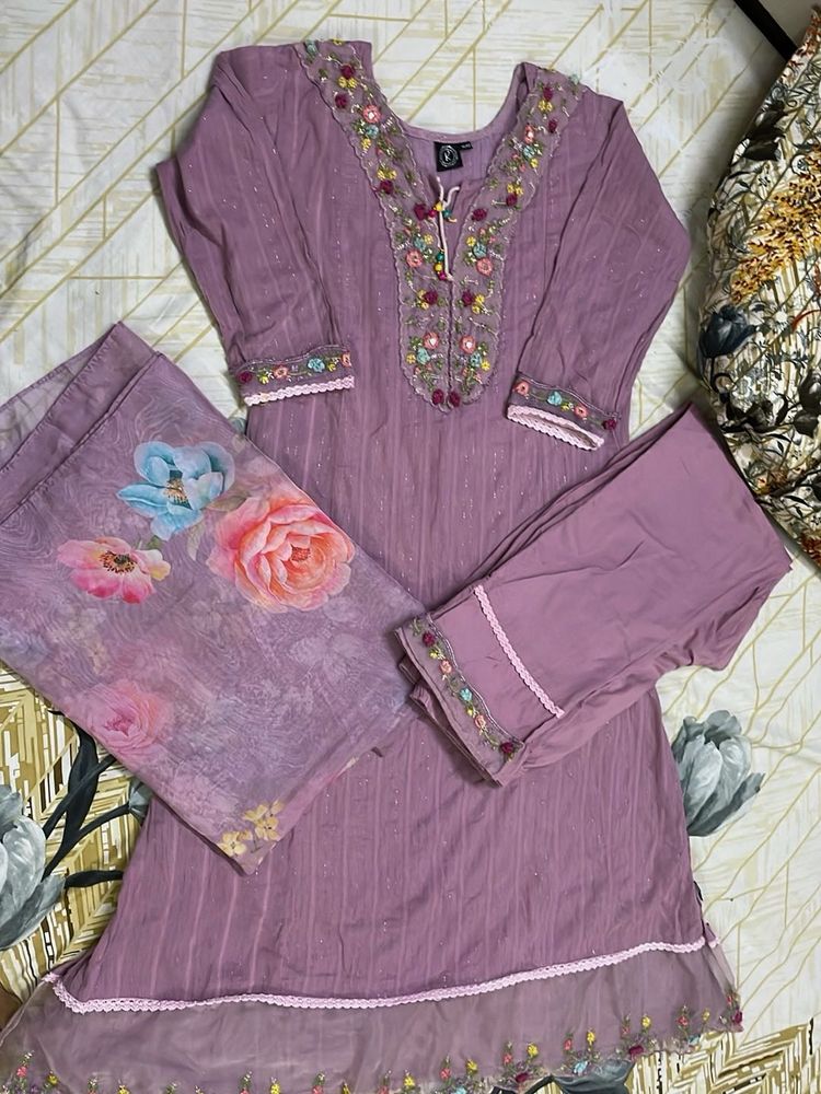Embroidered Kurta Set With Organza Duptta