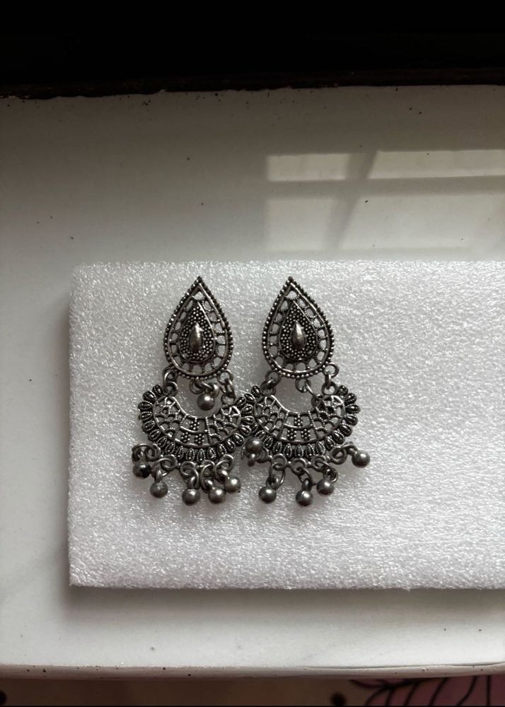 2 LIGHWEIGHT EARRINGS