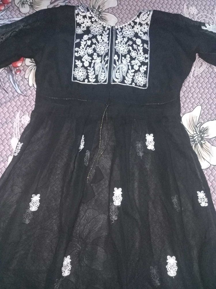 I&#39;m Selling A Tunic Top In Black Colour Georgette