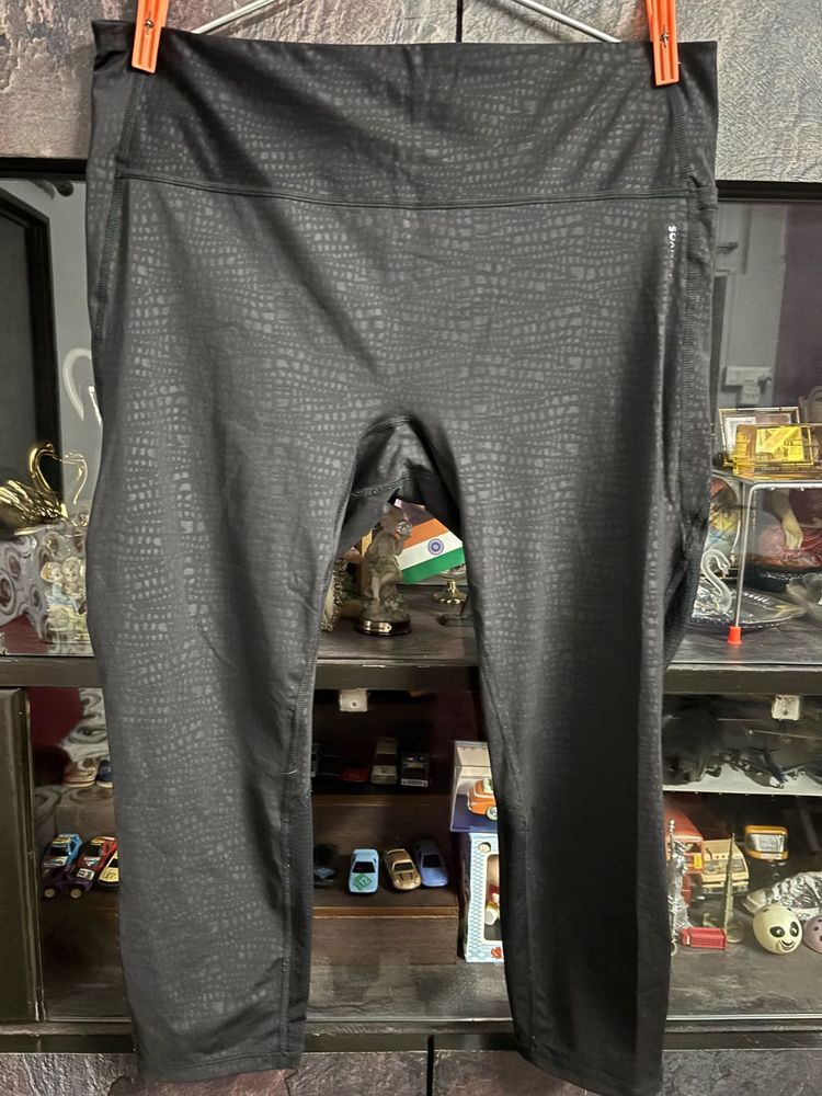 Croc Print 3/4th Leggings