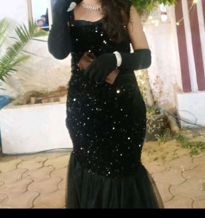 FISH CUT GOWN 🌷WITH GLOVES 🧤