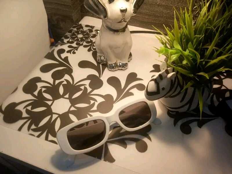 Chic White Rectugular Sunglasses