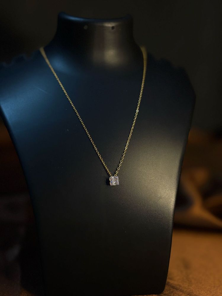 Elegant Crystal Pendant Necklace