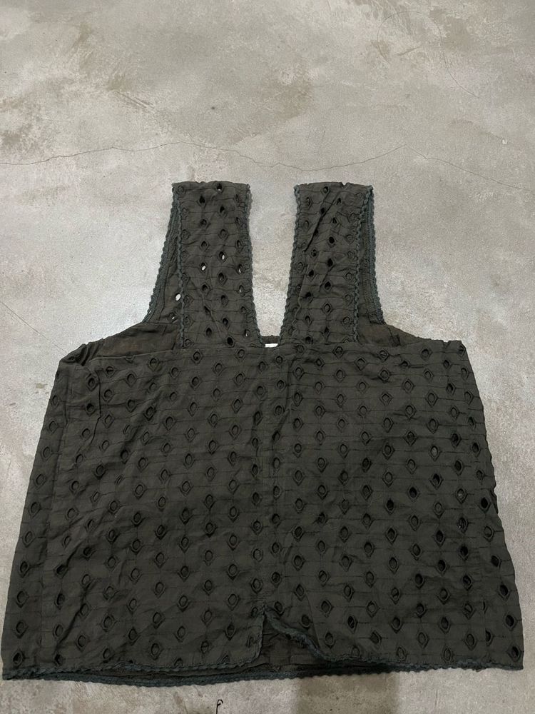 eyelet top or blouse with wide, ruffled Straps