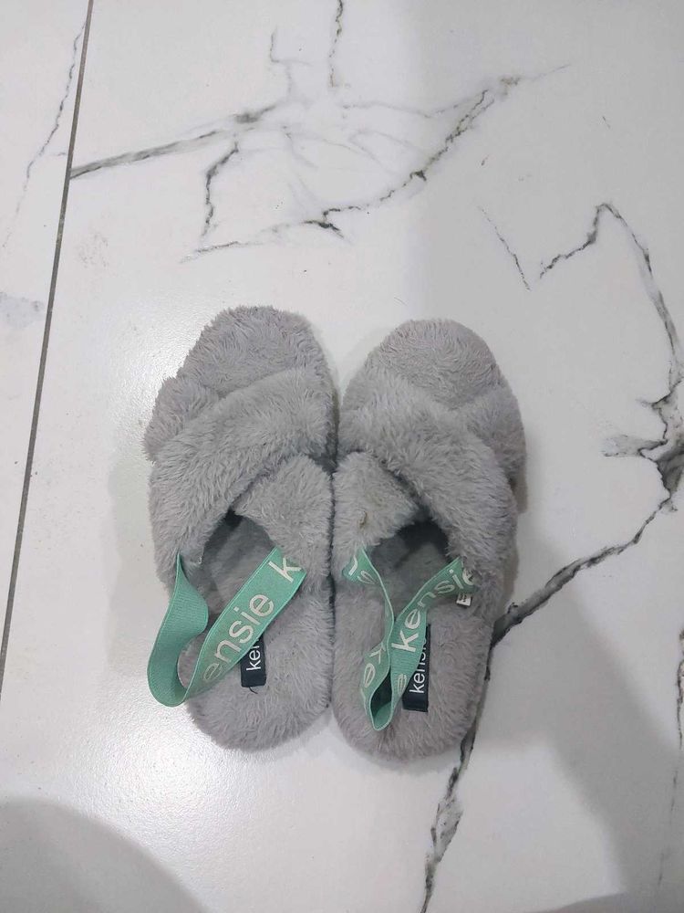 Kensie Fuzzy Slippers - Size S(6/7)