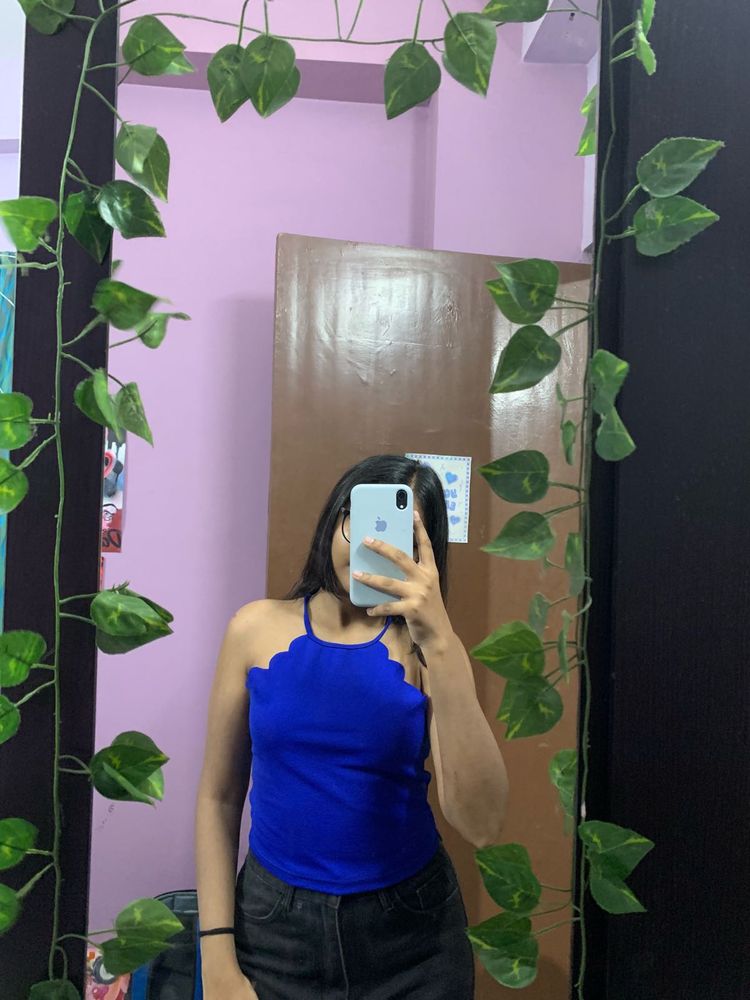 Cut Out Detail Crop Top