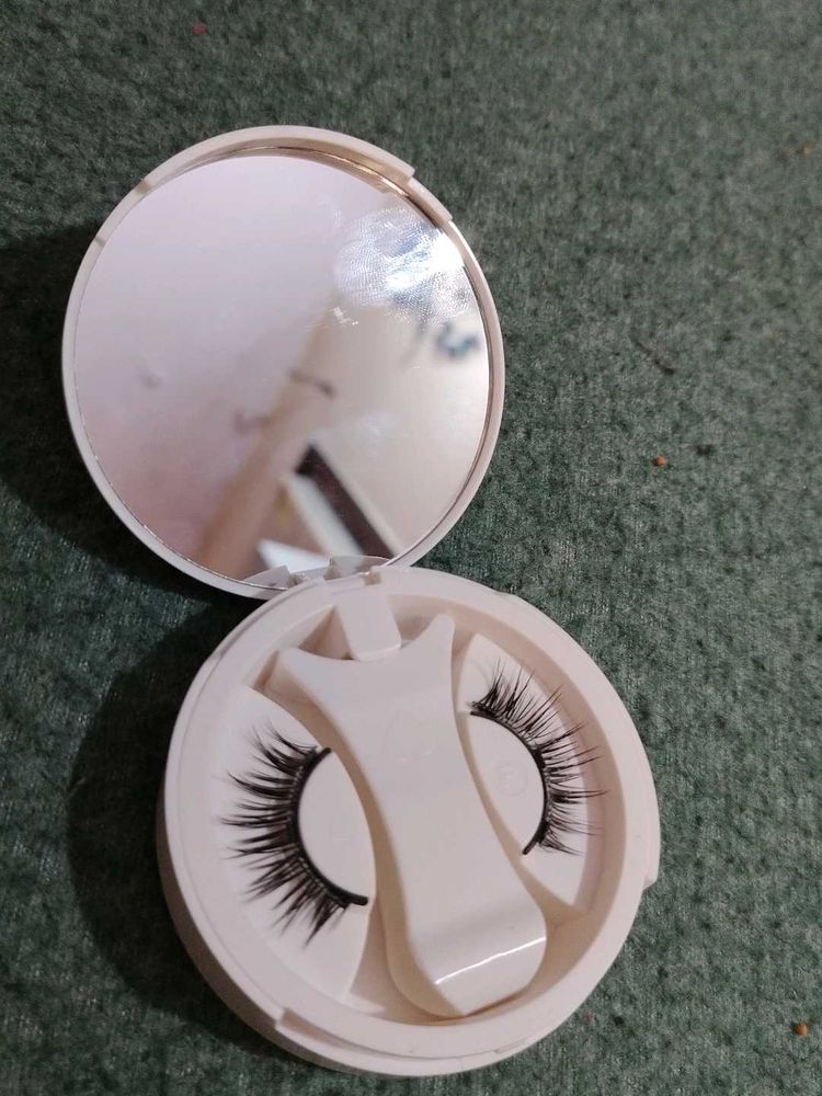 False Eyelashes with Applicator