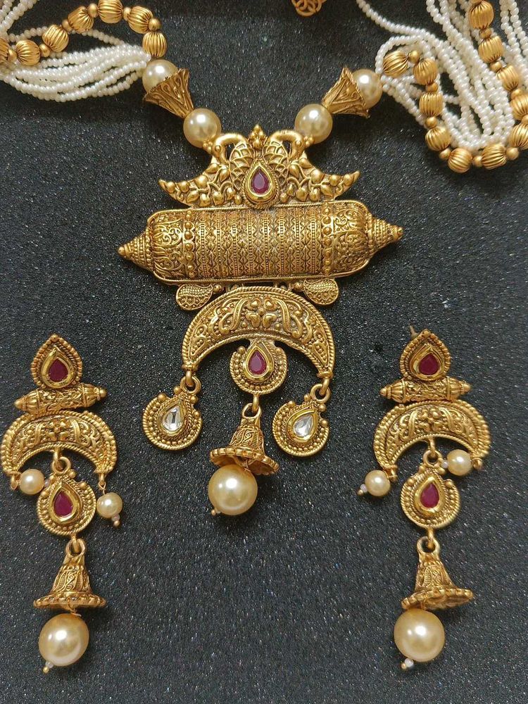 Gold Plated With Pearls Jewellery Set.