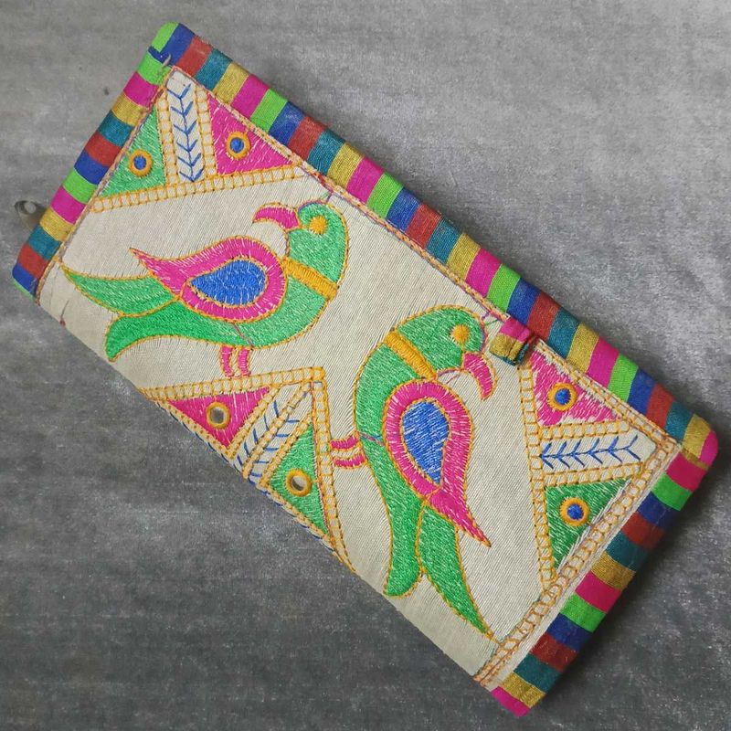 (SALE🔥)Rajasthani Embroidered Purse 💚