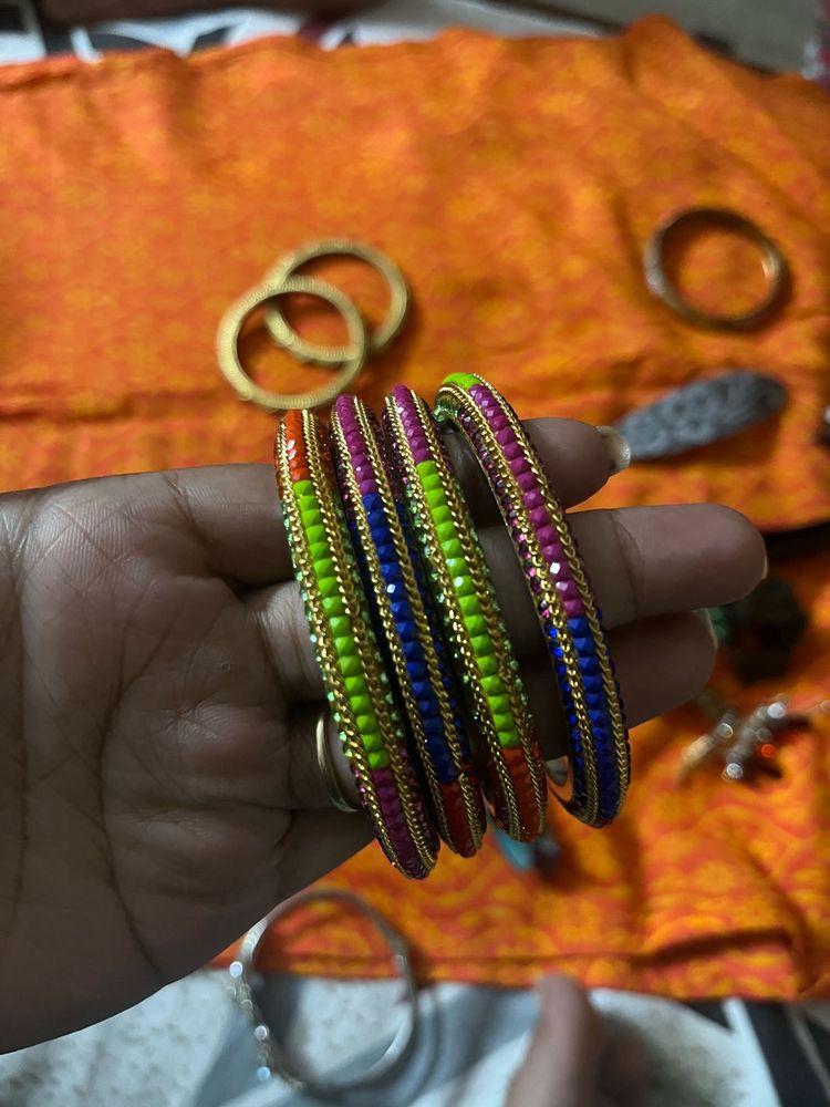 4 Peice Of Multicolour Bangles