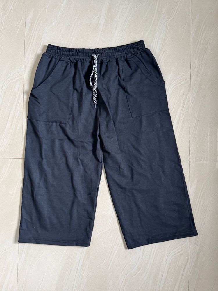 Unisex Comfy Black 3/4 Shorts