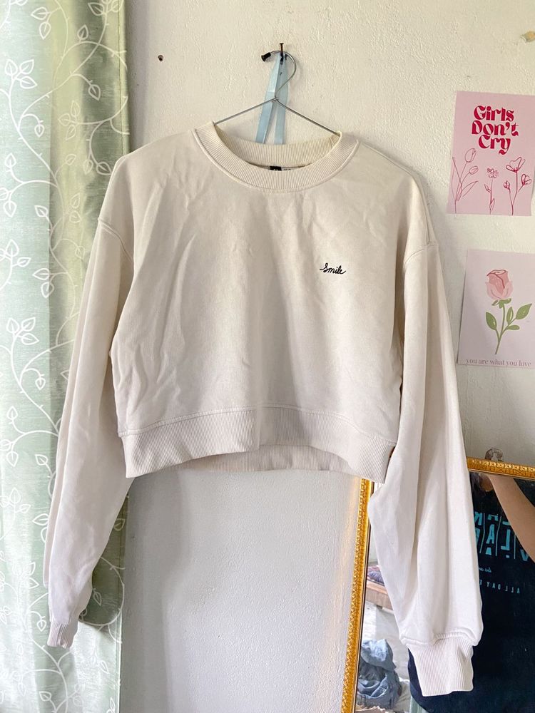 H&amp;M Cute Cropped Sweatshirt