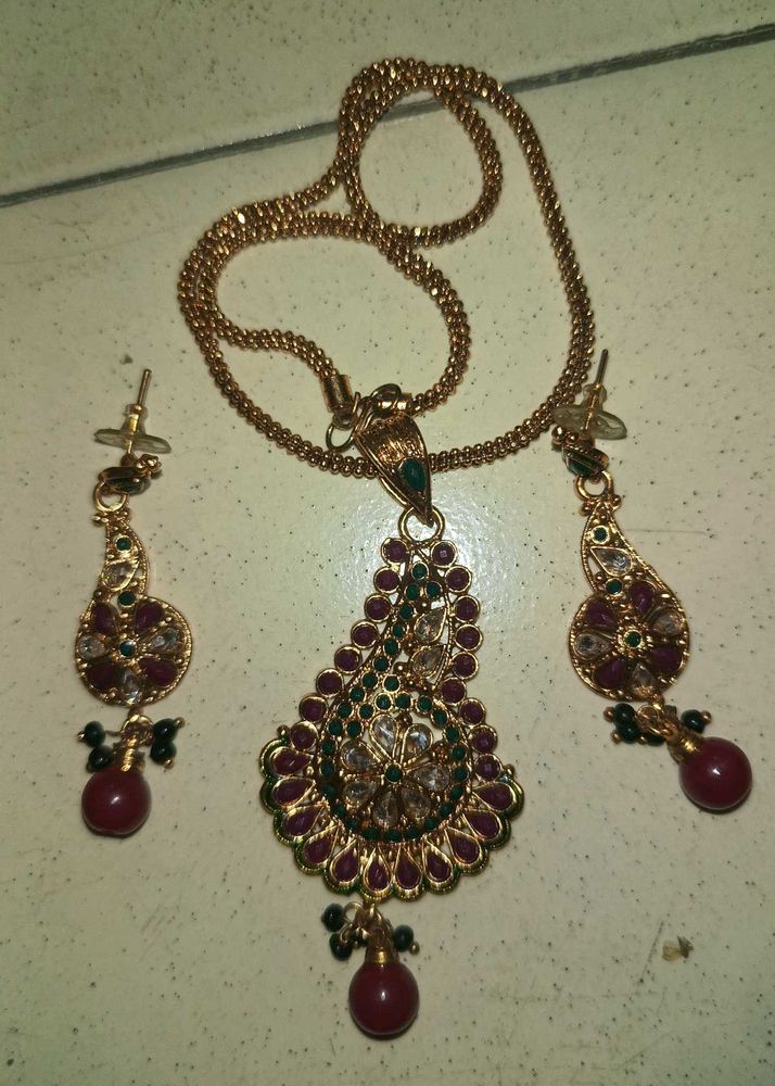 Neckpiece &amp; Earings Set