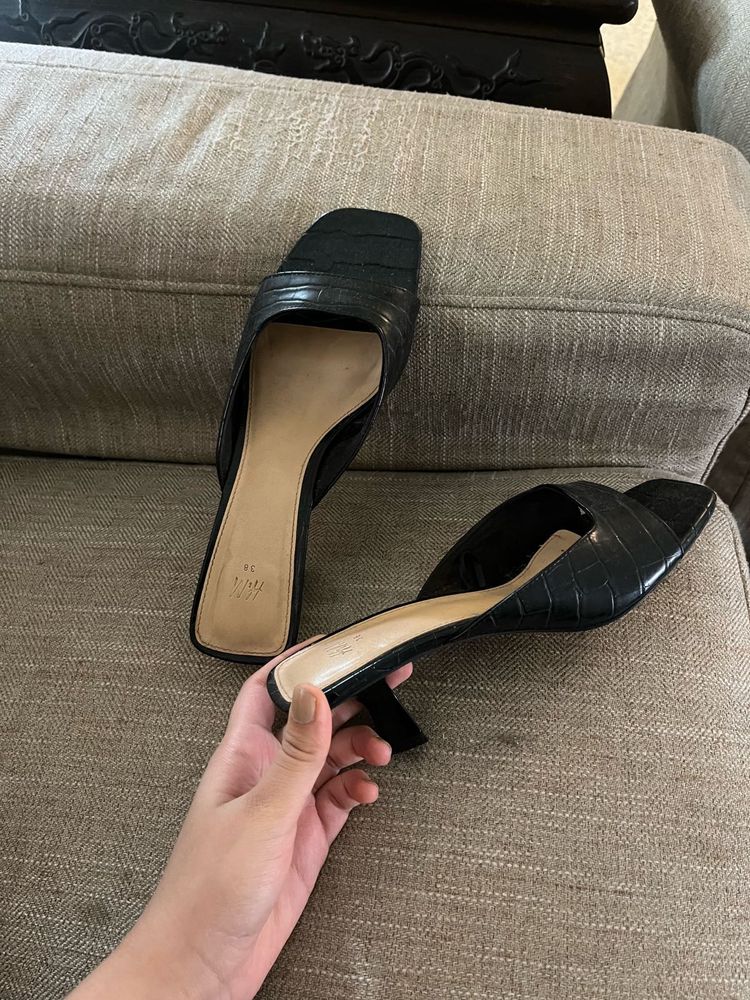 H&amp;M KITTEN HEELS