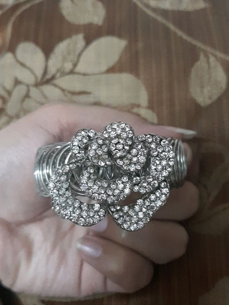 apple design silver bracelet