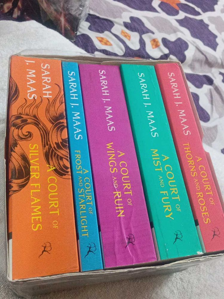 A Court of Thorns and Roses Set