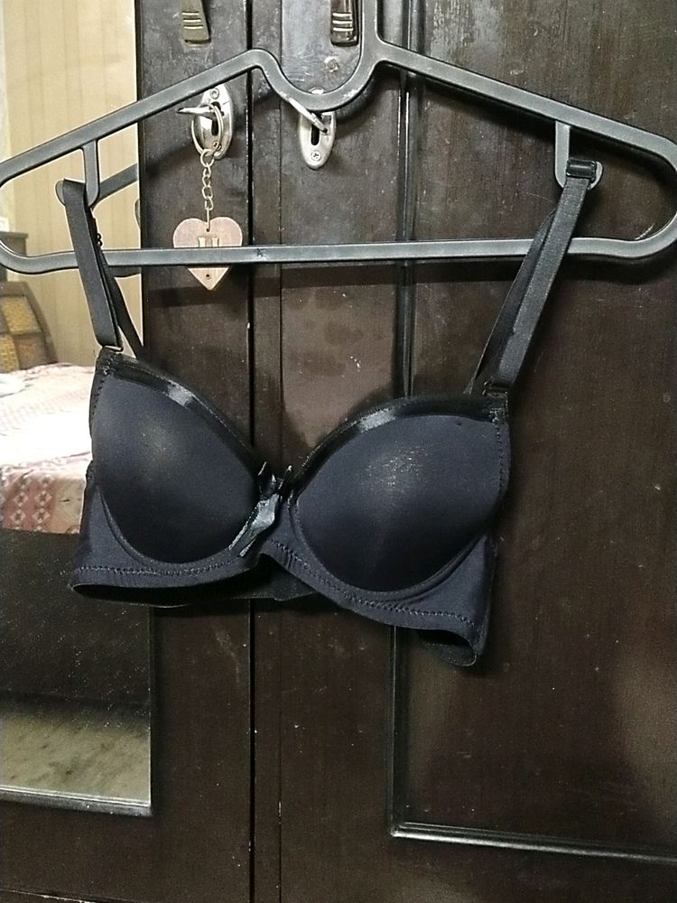 Hot Black Bra With Stylish Cups