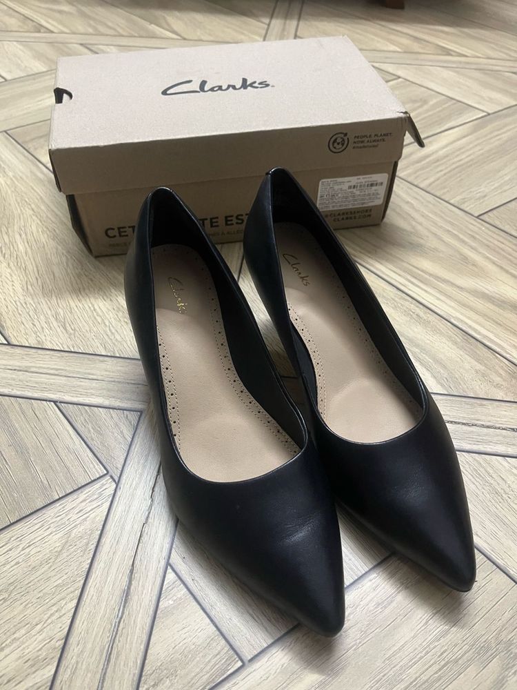 Authentic Clarks Leather Pumps Heel