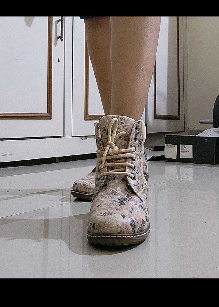 Valiosaa  Love Beige Floral Boots