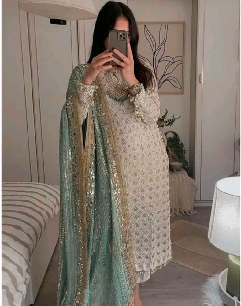 Elegant Pakistani Salwar Kameez