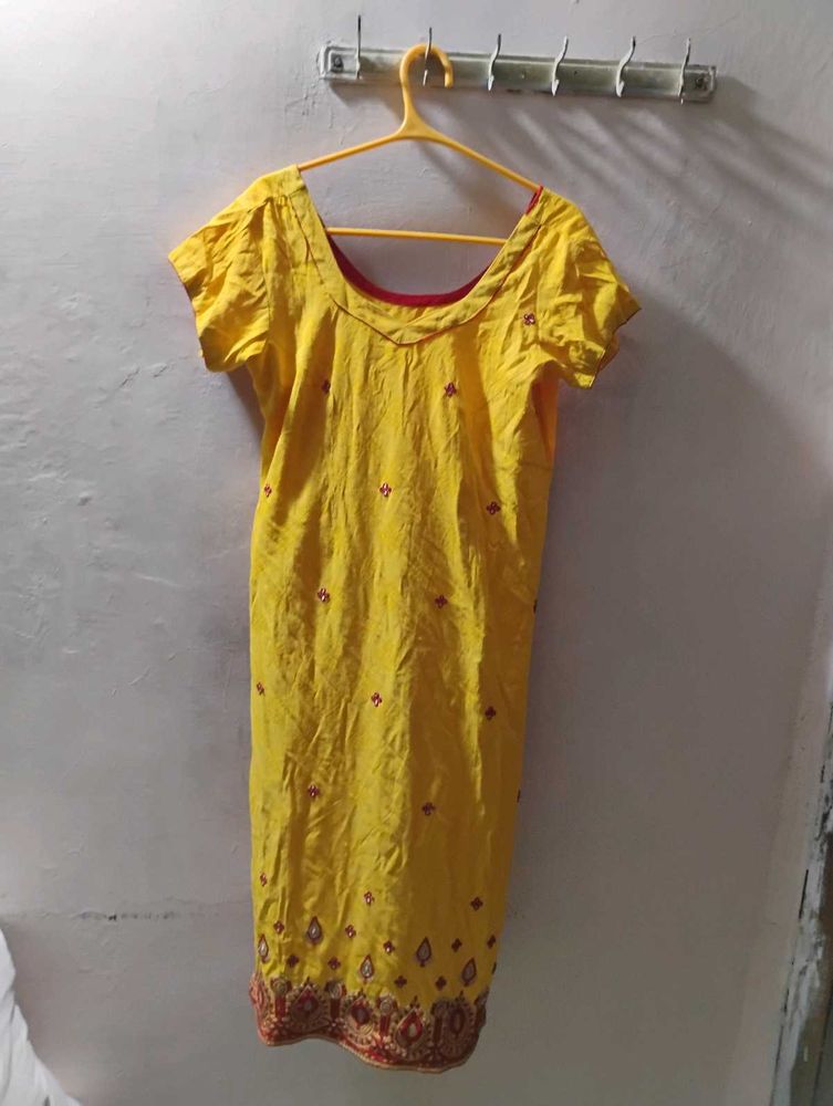 Women&#39;s Yellow Embroidered Kurta