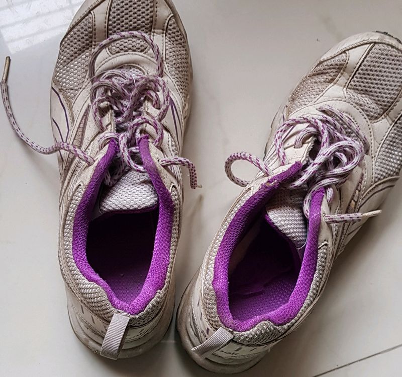 Old Reebok Shoes In Wearable Condition.