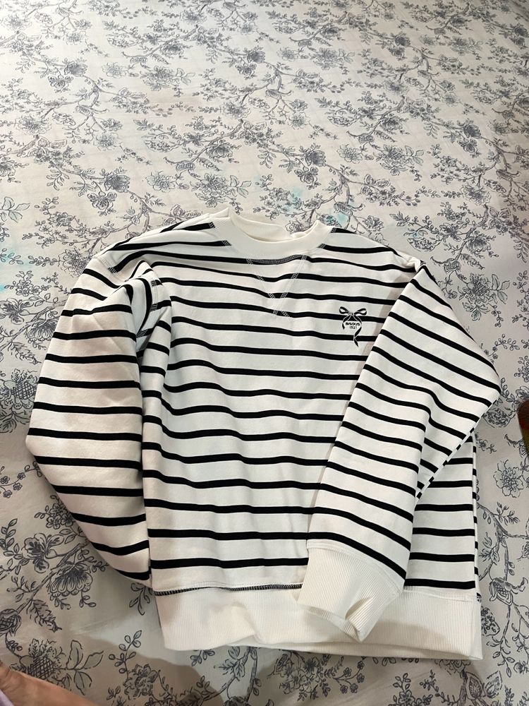 H&amp;M Sweatshirt in Newest Condition.