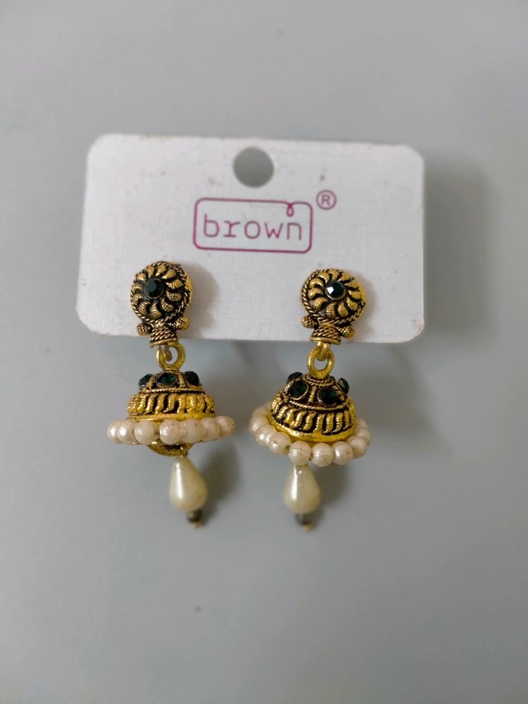 Jhumka, dark green stones and white pearls.