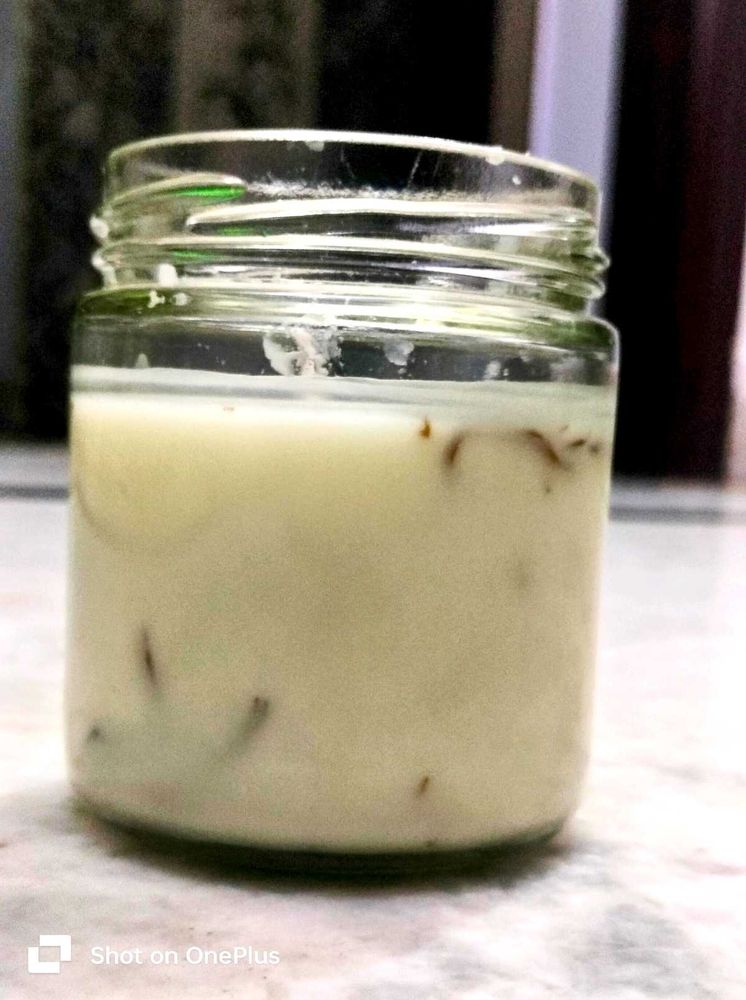 Rose petals candle