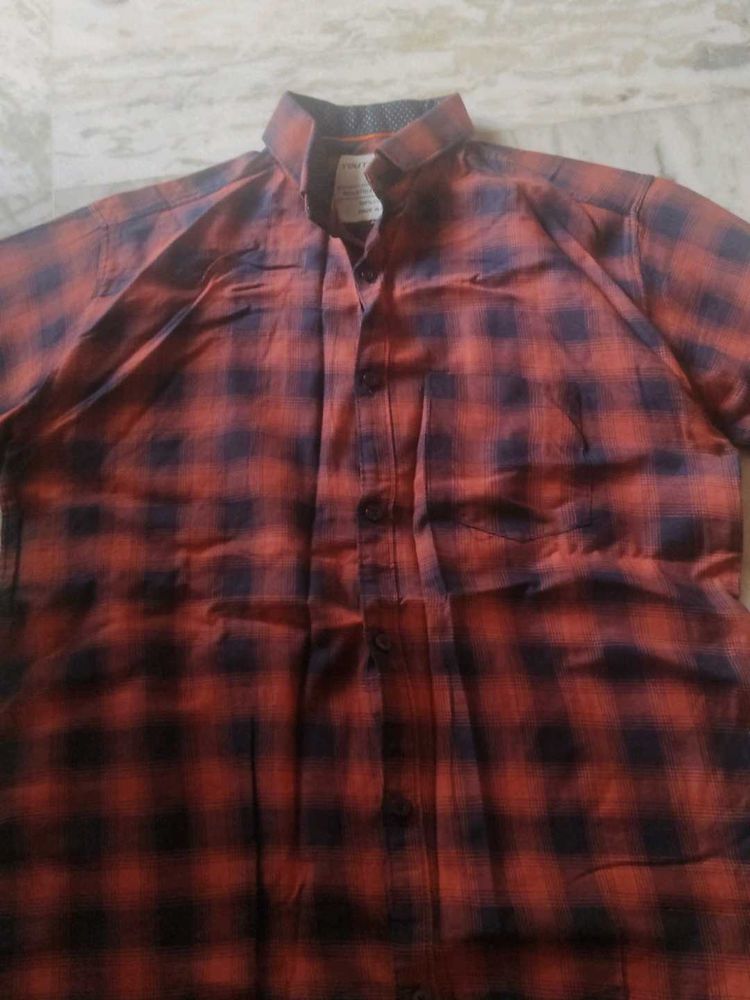Men&#39;s Red &amp; Black Plaid Button-Down Shirt