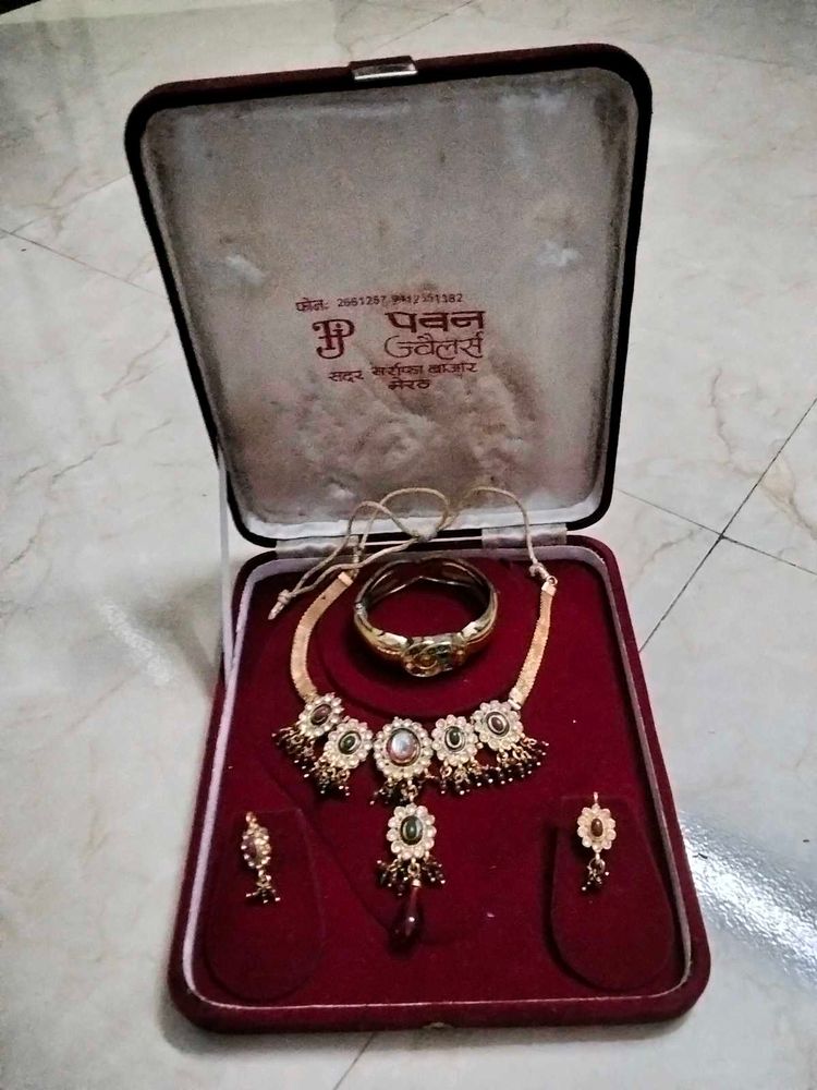 The Beautiful Jewellery Set With Bracelet