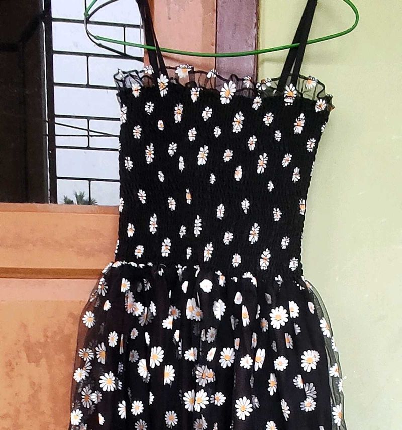 Charming Black Daisy Floral Midi Dress 🥂